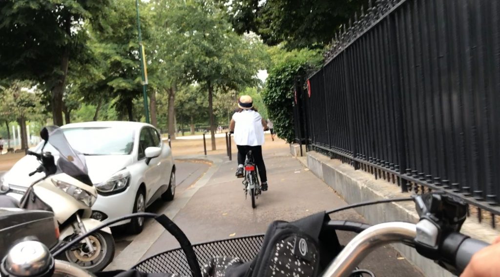 パリ 自転車 注意