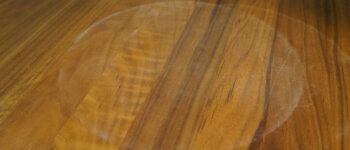 白い跡が付いた木製テーブルにはオリーブオイルが効果的！【大掃除の裏技】