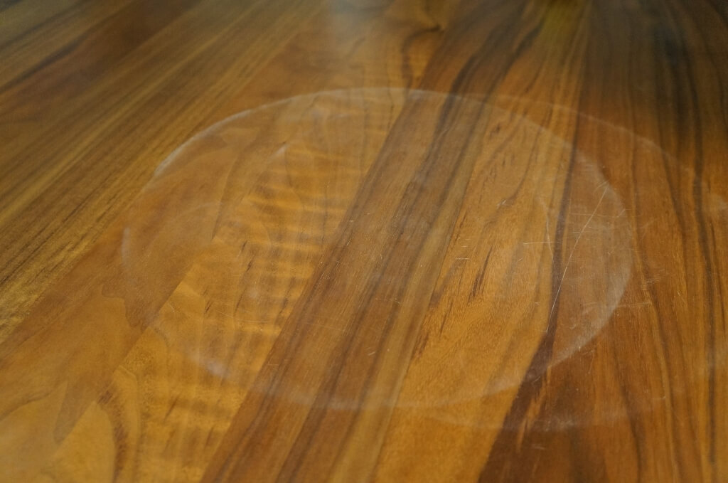 白い跡が付いた木製テーブルにはオリーブオイルが効果的 大掃除の裏技 ミウラな日々