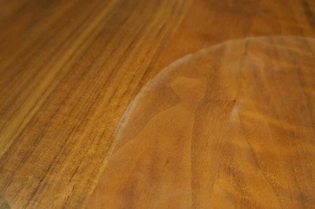 木製テーブルに白い跡
