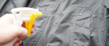 バブアーのオイルドコットンの防水性を試す。｜ビデイルで雨や雪を防げる？