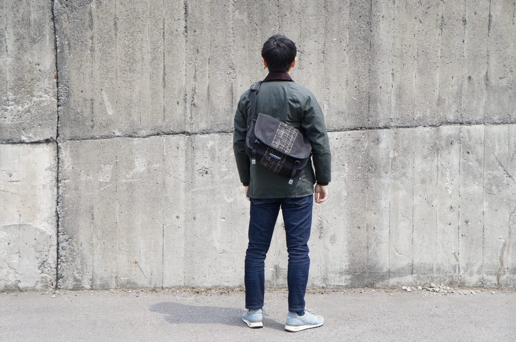 Timbuk2 Classic Messenger Sサイズ　男性着用図