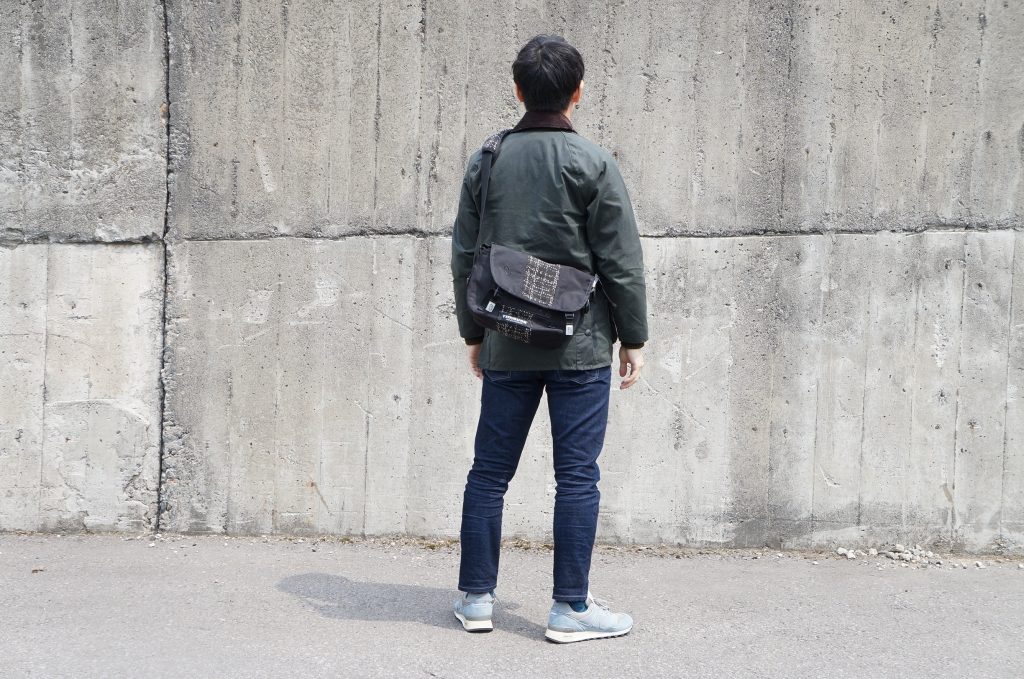 Timbuk2 Classic Messenger XSサイズ　男性着用図　