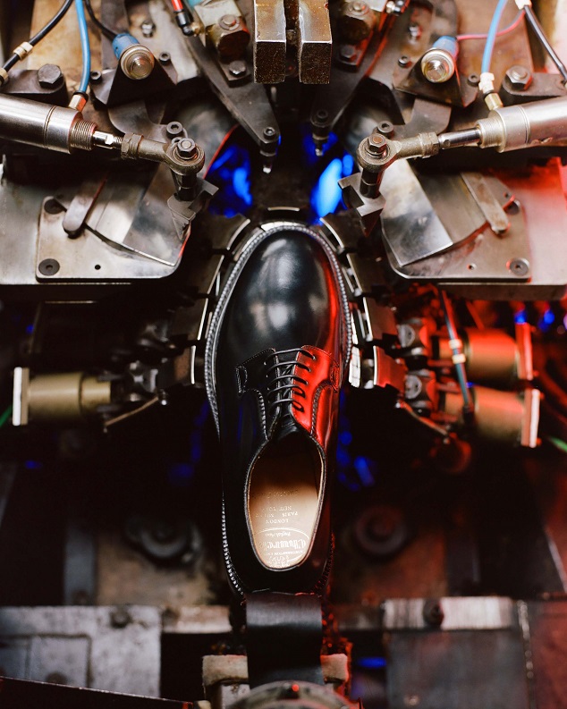 工場で生産されるチャーチの革靴