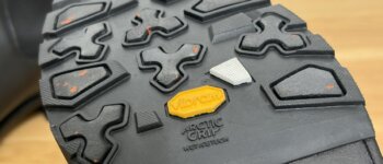 ビブラム アークティックグリップ オルテラインは本当に滑らないのか？雪国の靴好きが使ってみたよ